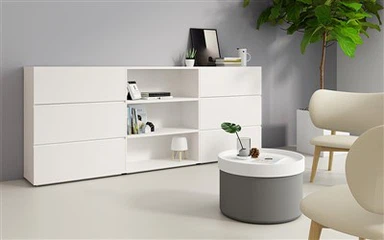 Kontorskap i tre med skuffer